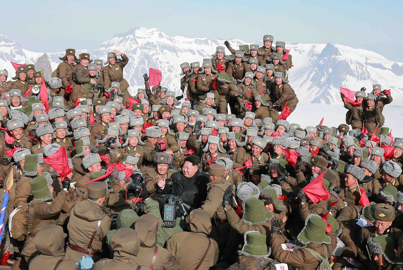 Illustration for article titled Kim Jong-un Photo Allegedly Photoshopped, South Korean News Reports